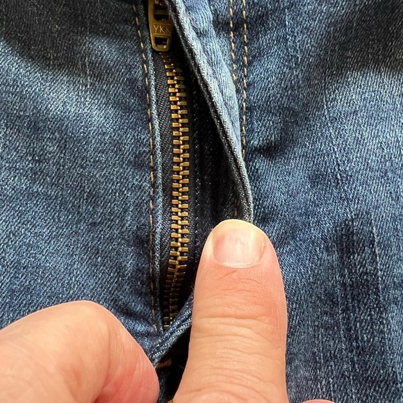 EUC Levi's Women's Bermuda Classic Denim Shorts Dark Wash 2/W26 🔥🔥 (D2) - Picture 2 of 6